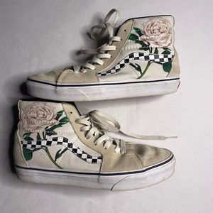 Vans Crème Canvas High Top Sneakers